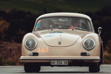 CAGLI, ITALY - OTT 24 - 2020: PORSCHE 356 A 1600 COUPE 1956 Mille Miglia 2020 rallisindeki eski bir yarış arabası üzerinde ünlü İtalyan tarihi yarışı (1927-1957))