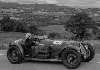 CAGLI, ITALY - OTT 24 - 2020: ALFA ROMEO8C 2900 Mille Miglia 2020 rallisindeki eski bir yarış arabası hakkında bir BOTTICELLA1936 Ünlü İtalyan tarihi yarışı (1927-1957))