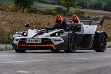 CAGLI, ITALY - OTT 24 - 2020: Mille Miglia 2020 rallisinde eski bir yarış arabası üzerinde KTM X-Bow ünlü İtalyan tarihi yarışı (1927-1957))