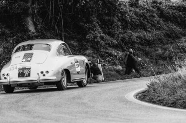 CAGLI, ITALY - OTT 24 - 2020: PORSCHE 356 1600 COUPE 1956 Mille Miglia 2020 rallisinde eski bir yarış arabası üzerinde ünlü İtalyan tarihi yarışı (1927-1957))