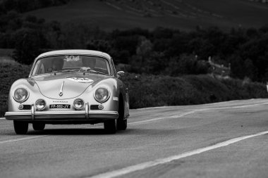 CAGLI, ITALY - OTT 24 - 2020: PORSCHE 356 1600 COUPE 1956 Mille Miglia 2020 rallisinde eski bir yarış arabası üzerinde ünlü İtalyan tarihi yarışı (1927-1957))