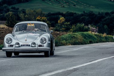 CAGLI, ITALY - OTT 24 - 2020: PORSCHE 356 1600 COUPE 1956 Mille Miglia 2020 rallisinde eski bir yarış arabası üzerinde ünlü İtalyan tarihi yarışı (1927-1957))