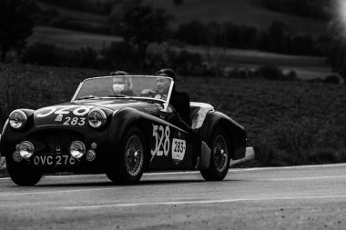CAGLI, ITALY - OTT 24 - 2020: TRIUMPH TR 2 SPORTS 1954 Mille Miglia 2020 rallisinde eski bir yarış arabası üzerinde ünlü İtalyan tarihi yarışı (1927-1957))