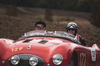 CAGLI, ITALY - OTT 24 - 2020: CISITALIA 202 SMM Örümcek NUVOLARI 1947 Mille Miglia 2020 rallisinde eski bir yarış arabası üzerinde ünlü İtalyan tarihi yarışı (1927-1957))