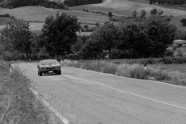 CAGLI, ITALY - OTT 24 - 2020: ALFA ROMEO MONTREAL VERDE Mille Miglia 2020 rallisinde eski bir yarış arabası üzerinde ünlü İtalyan tarihi yarışı (1927-1957))