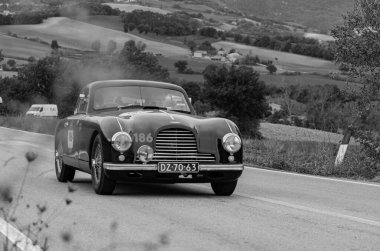 CAGLI, ITALY - OTT 24 - 2020: ASTON MARTIN DB 2 1952 Mille Miglia 2020 rallisinde eski bir yarış arabası üzerinde ünlü İtalyan tarihi yarışı (1927-1957))