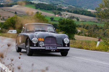 CAGLI, ITALY - OTT 24 - 2020: ASTON MARTIN DB 2 1952 Mille Miglia 2020 rallisinde eski bir yarış arabası üzerinde ünlü İtalyan tarihi yarışı (1927-1957))
