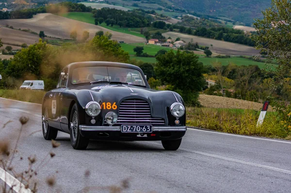 CAGLI, ITALY - OTT 24 - 2020: ASTON MARTIN DB 2 1952 Mille Miglia 2020 rallisinde eski bir yarış arabası üzerinde ünlü İtalyan tarihi yarışı (1927-1957))