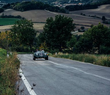 CAGLI, İtalya - OTT 24 - 2020: HealEY NASH HAYAT PROTOTYPE 1949 Mille Miglia 2020 rallisinde eski bir yarış arabası üzerinde ünlü İtalyan tarihi yarışı (1927-1957))