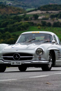 CAGLI, ITALY - OTT 24 - 2020: MERCEDES-BENZ 300 SL W 198 1955 Mille Miglia 2020 rallisinde eski bir yarış arabası üzerinde ünlü İtalyan tarihi yarışı (1927-1957))