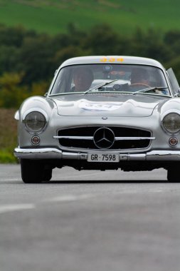 CAGLI, ITALY - OTT 24 - 2020: MERCEDES-BENZ 300 SL W 198 1955 Mille Miglia 2020 rallisinde eski bir yarış arabası üzerinde ünlü İtalyan tarihi yarışı (1927-1957))