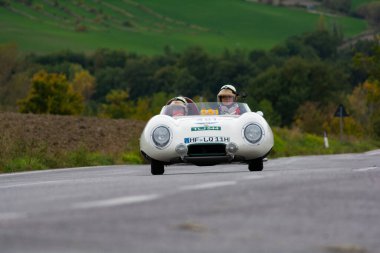 CAGLI, ITALY - OTT 24 - 2020: LOTUS ELEVEN CLIMAX 1100 1956 Mille Miglia 2020 rallisinde eski bir yarış arabası üzerinde ünlü İtalyan tarihi yarışı (1927-1957))