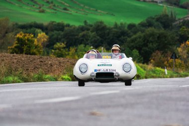 CAGLI, ITALY - OTT 24 - 2020: LOTUS ELEVEN CLIMAX 1100 1956 Mille Miglia 2020 rallisinde eski bir yarış arabası üzerinde ünlü İtalyan tarihi yarışı (1927-1957))