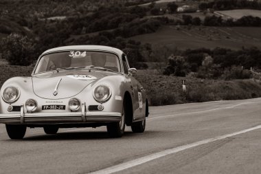 CAGLI, ITALY - OTT 24 - 2020: PORSCHe 356 1600 COUP 1956 Mille Miglia 2020 rallisinde eski bir yarış arabası üzerinde ünlü İtalyan tarihi yarışı (1927-1957))