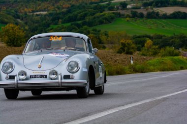 CAGLI, ITALY - OTT 24 - 2020: PORSCHe 356 1600 COUP 1956 Mille Miglia 2020 rallisinde eski bir yarış arabası üzerinde ünlü İtalyan tarihi yarışı (1927-1957))