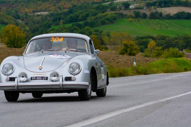 CAGLI, ITALY - OTT 24 - 2020: PORSCHe 356 1600 COUP 1956 Mille Miglia 2020 rallisinde eski bir yarış arabası üzerinde ünlü İtalyan tarihi yarışı (1927-1957))