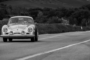 CAGLI, ITALY - OTT 24 - 2020: PORSCHe 356 1600 COUP 1956 Mille Miglia 2020 rallisinde eski bir yarış arabası üzerinde ünlü İtalyan tarihi yarışı (1927-1957))