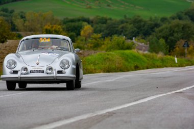 CAGLI, ITALY - OTT 24 - 2020: PORSCHe 356 1600 COUP 1956 Mille Miglia 2020 rallisinde eski bir yarış arabası üzerinde ünlü İtalyan tarihi yarışı (1927-1957))