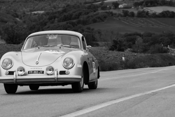 CAGLI, ITALY - OTT 24 - 2020: PORSCHe 356 1600 COUP 1956 Mille Miglia 2020 rallisinde eski bir yarış arabası üzerinde ünlü İtalyan tarihi yarışı (1927-1957))