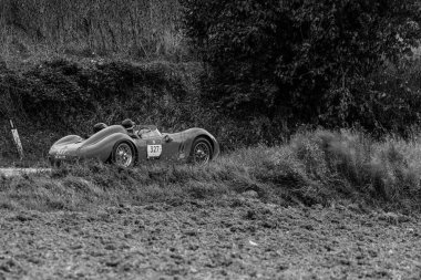CAGLI, ITALY - OTT 24 - 2020: MASERATI 200 S1955 Mille Miglia 2020 rallisinde eski bir yarış arabası üzerine ünlü İtalyan tarihi yarışı (1927-1957))