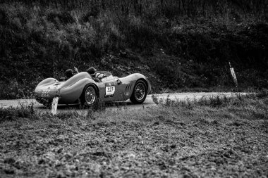 CAGLI, ITALY - OTT 24 - 2020: MASERATI 200 S1955 Mille Miglia 2020 rallisinde eski bir yarış arabası üzerine ünlü İtalyan tarihi yarışı (1927-1957))