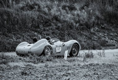 CAGLI, ITALY - OTT 24 - 2020: MASERATI 200 S1955 Mille Miglia 2020 rallisinde eski bir yarış arabası üzerine ünlü İtalyan tarihi yarışı (1927-1957))