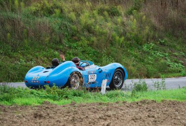 CAGLI, ITALY - OTT 24 - 2020: MASERATI 200 S1955 Mille Miglia 2020 rallisinde eski bir yarış arabası üzerine ünlü İtalyan tarihi yarışı (1927-1957))