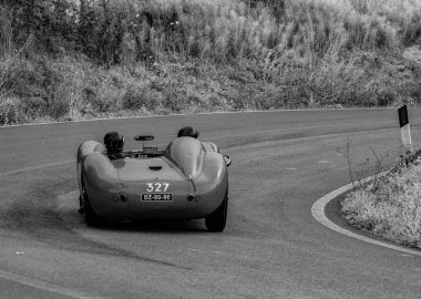 CAGLI, ITALY - OTT 24 - 2020: MASERATI 200 S1955 Mille Miglia 2020 rallisinde eski bir yarış arabası üzerine ünlü İtalyan tarihi yarışı (1927-1957))