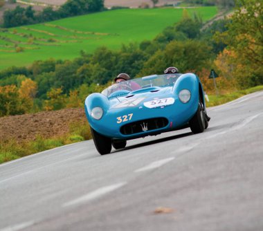 CAGLI, ITALY - OTT 24 - 2020: MASERATI 200 S1955 Mille Miglia 2020 rallisinde eski bir yarış arabası üzerine ünlü İtalyan tarihi yarışı (1927-1957))