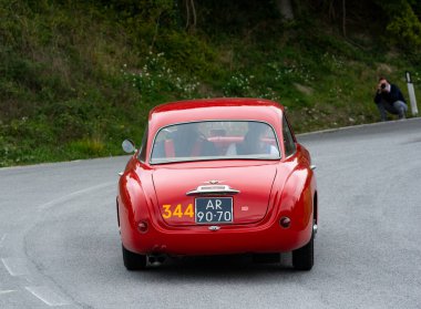 CAGLI, ITALY - OTT 24 - 2020: ALFA ROMEO 1900 C SUPINT TOURING 1955 Mille Miglia 2020 rallisinde eski bir yarış arabası ünlü İtalyan tarihi yarışı (1927-1957))