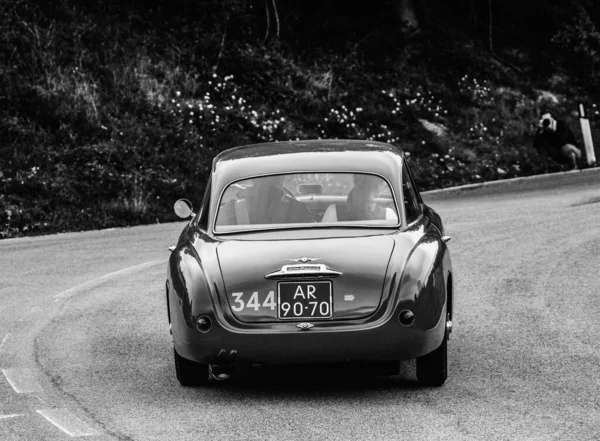CAGLI, ITALY - OTT 24 - 2020: ALFA ROMEO 1900 C SUPINT TOURING 1955 Mille Miglia 2020 rallisinde eski bir yarış arabası ünlü İtalyan tarihi yarışı (1927-1957))