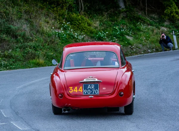 CAGLI, ITALY - OTT 24 - 2020: ALFA ROMEO 1900 C SUPINT TOURING 1955 Mille Miglia 2020 rallisinde eski bir yarış arabası ünlü İtalyan tarihi yarışı (1927-1957))