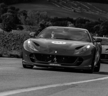 CAGLI, ITALY - OTT 24 - 2020: ferrari 812 SUPERFAST 2018 Mille Miglia 2020 rallisinde eski bir yarış arabası üzerinde ünlü İtalyan tarihi yarışı (1927-1957))