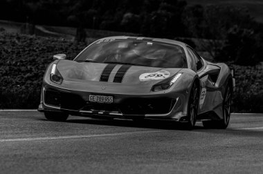 CAGLI, ITALY - OTT 24 - 2020: FERRARI 488 PISTA Mille Miglia 2020 rallisinde eski bir yarış arabası üzerinde ünlü İtalyan tarihi yarışı (1927-1957))