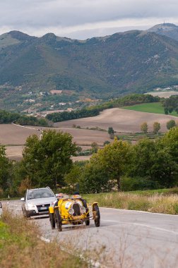 CAGLI, ITALY - OTT 24 - 2020: BUGATTI T 35 A 1925 Mille Miglia 2020 rallisinde eski bir yarış arabasında ünlü İtalyan tarihi yarışı (1927-1957))