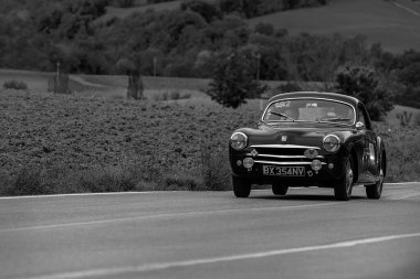 CAGLI, İtalya - OTT 24 - 2020: SIMCA 9 ARONDE COUPe 1952 Mille Miglia 2020 rallisinde eski bir yarış arabası üzerinde ünlü İtalyan tarihi yarışı (1927-1957))