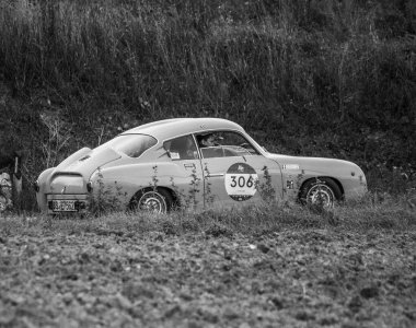 CAGLI, ITALY - OTT 24 - 2020: ABARTH FIAT 750 BERLINETTA ZAGATO 1957 Mille Miglia 2020 rallisinde eski bir yarış arabası üzerinde ünlü italyan tarihi yarışı (1927-1957))