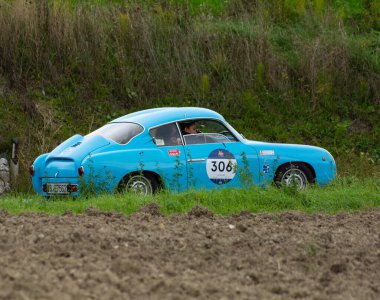CAGLI, ITALY - OTT 24 - 2020: ABARTH FIAT 750 BERLINETTA ZAGATO 1957 rallideki eski bir yarış arabası Mille Miglia 2020 ünlü İtalyan tarihi yarışı (1927-1957) CaGLI, ITALY - OTT 24 - 2020: ABARTH FIAT 750 BERLINETTA ZAGATO 1957