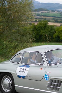 CAGLI, ITALY - OTT 24 - 2020: MERCEDES-BENZ 300 SL W 198 1955 Mille Miglia 2020 rallisinde eski bir yarış arabası ünlü İtalyan tarihi yarışı (1927-1957)
