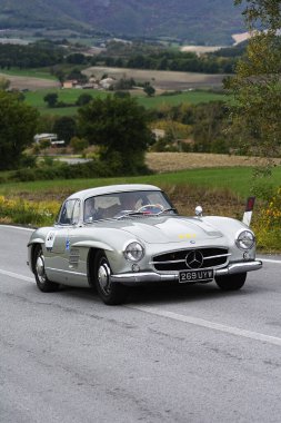 CAGLI, ITALY - OTT 24 - 2020: MERCEDES-BENZ 300 SL W 198 1955 Mille Miglia 2020 rallisinde eski bir yarış arabası ünlü İtalyan tarihi yarışı (1927-1957))