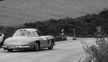 CAGLI, ITALY - OTT 24 - 2020: MERCEDES-BENZ 300 SL W 198 1954 Mille Miglia 2020 rallisinde eski bir yarış arabası ünlü İtalyan tarihi yarışı (1927-1957))