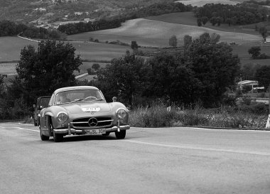 CAGLI, ITALY - OTT 24 - 2020: MERCEDES-BENZ 300 SL W 198 1954 Mille Miglia 2020 rallisinde eski bir yarış arabası ünlü İtalyan tarihi yarışı (1927-1957))