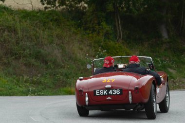 CAGLI, ITALY - OTT 24 - 2020 AC ACE 1955 Mille Miglia 2020 rallisinde eski bir yarış arabası ünlü İtalyan tarihi yarışı