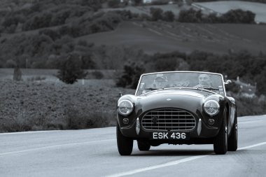 CAGLI, ITALY - OTT 24 - 2020 AC ACE 1955 Mille Miglia 2020 rallisinde eski bir yarış arabası ünlü İtalyan tarihi yarışı