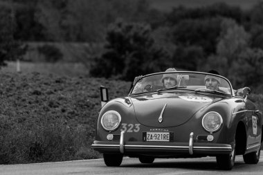 CAGLI, ITALY - OTT 24 - 2020: PORSCHE 356 1500 SPEEDSTER 1955 rallideki eski bir yarış arabası Mille Miglia 2020 ünlü İtalyan tarihi yarışı (1927-1957)