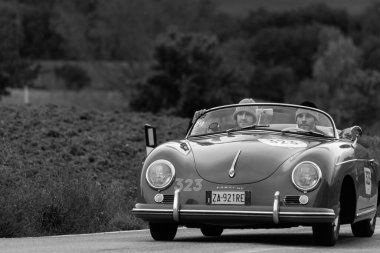 CAGLI, ITALY - OTT 24 - 2020: PORSCHE 356 1500 SPEEDSTER 1955 rallideki eski bir yarış arabası Mille Miglia 2020 ünlü İtalyan tarihi yarışı (1927-1957)