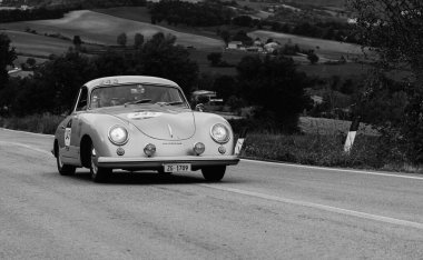 CAGLI, ITALY - OTT 24 - 2020: PORSCHE 356 1500 SUPER COUPE 1953 Mille Miglia 2020 rallisinde eski bir yarış arabası ünlü İtalyan tarihi yarışı (1927-1957))