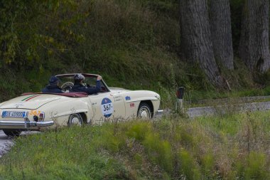 CAGLI, ITALY - OTT 24 - 2020: MERCEDES-BENZ 190 SL 1956 Mille Miglia 2020 rallisinde eski bir yarış arabası üzerinde ünlü İtalyan tarihi yarışı (1927-1957)