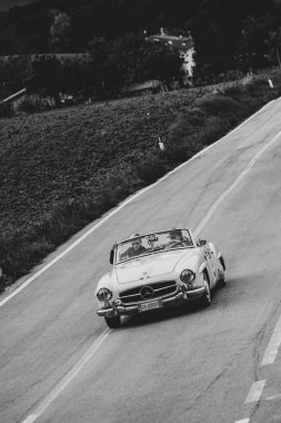 CAGLI, ITALY - OTT 24 - 2020: MERCEDES-BENZ 190 SL 1956 Mille Miglia 2020 rallisinde eski bir yarış arabası üzerinde ünlü İtalyan tarihi yarışı (1927-1957)