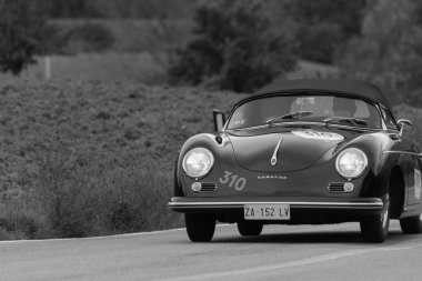 CAGLI, ITALY - OTT 24 - 2020: PORSCHE 356 SPEEDSTER CARRERA 1500 GS 1955 Mille Miglia 2020 rallisinde eski bir yarış arabası üzerinde ünlü İtalyan tarihi yarışı (1927-1957))